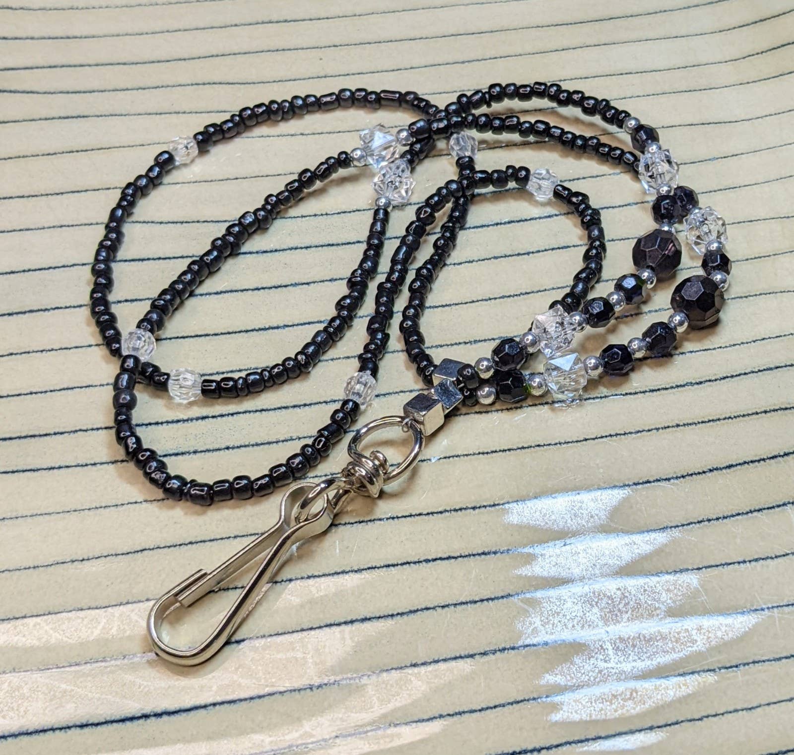 Fiona Accessories – wholesale Snodd - Dam – Beaded Badge Holder Snodd för nycklar ID-märke12