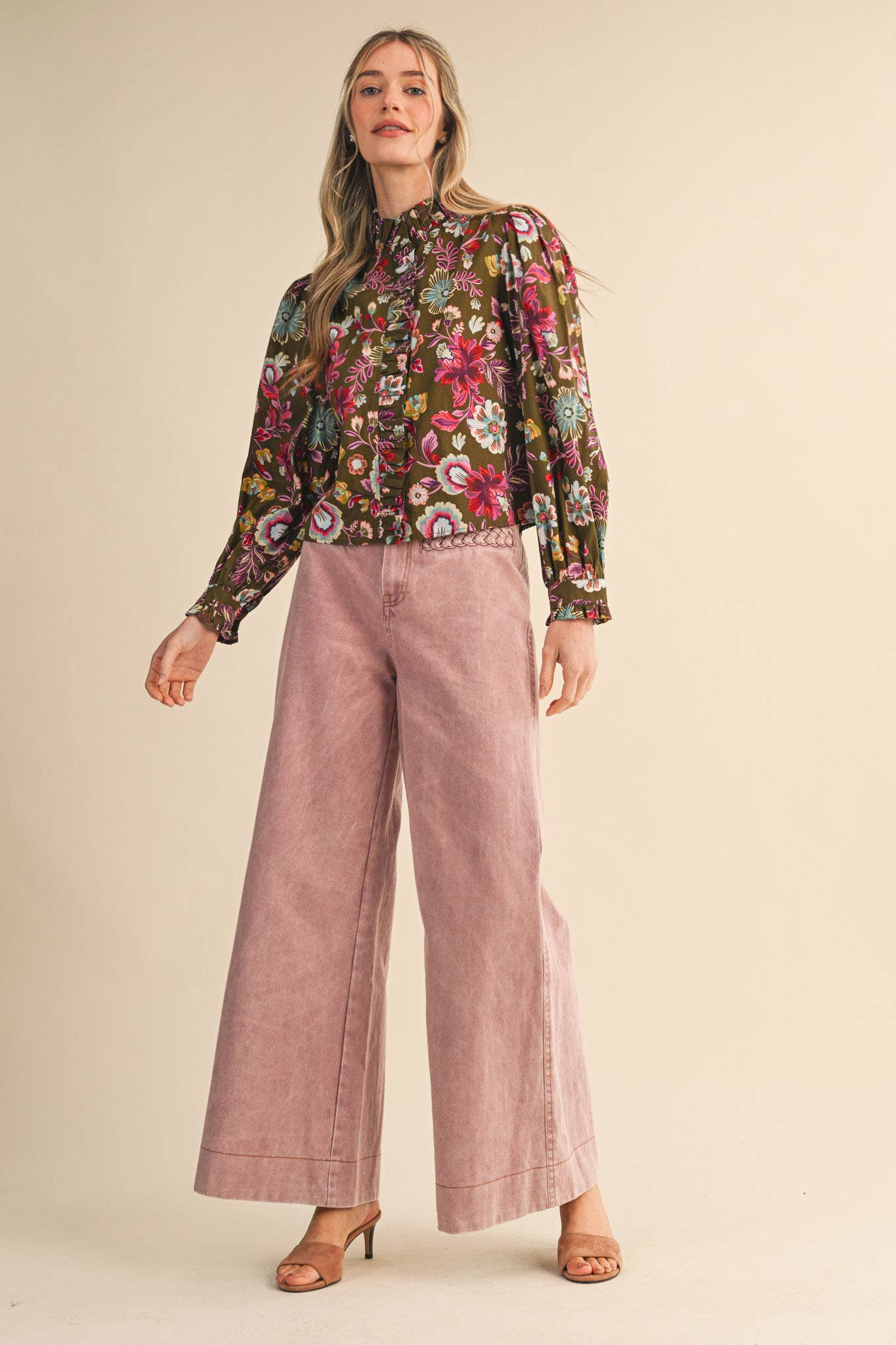 &MERCI – Engroshandel Skjorte med buttondown – til kvinder – EKSKLUSIV BLOMSTRET RUFFLET KNAPNEDERDEL TOP MTP45604