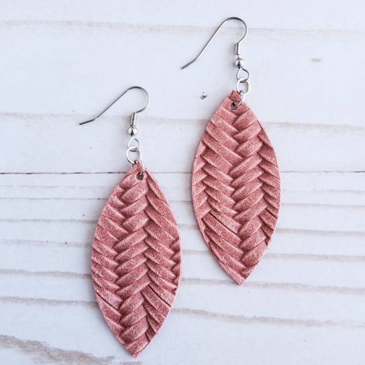 Brincos de pétala de couro trançado rosa empoeirado por atacado de The Purple Chickadee