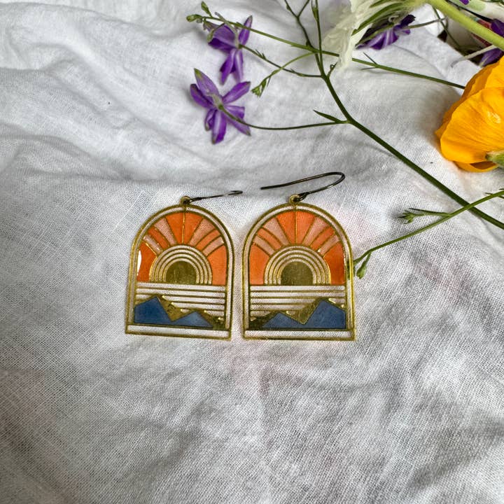 Dis // Örhängen i färgat glas av harts för wholesale av Wild Lupine Folkcraft