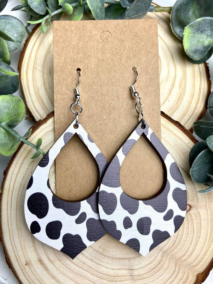 Boucles d'oreilles en bois imprimé vache pour la vente par Lindsey Lane Wholesale