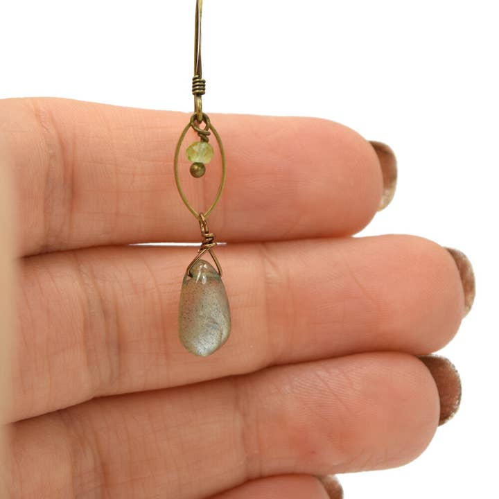 Edgy Petal Jewelry – Großhandel Ohrhänger – Labradorit und grüne Peridot Accent Ohrringe Cute Edgy1