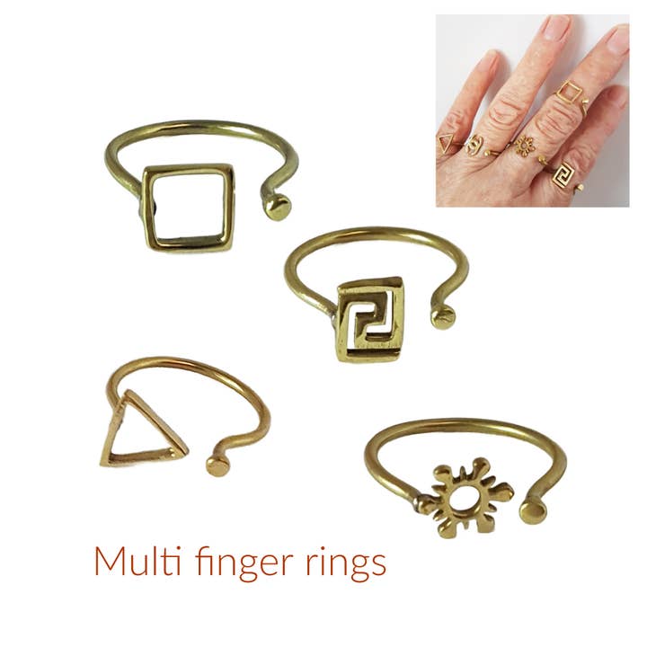 Ensemble de 4 anneaux géométriques celtiques ajustables en laiton pour la vente par Galerie Indra