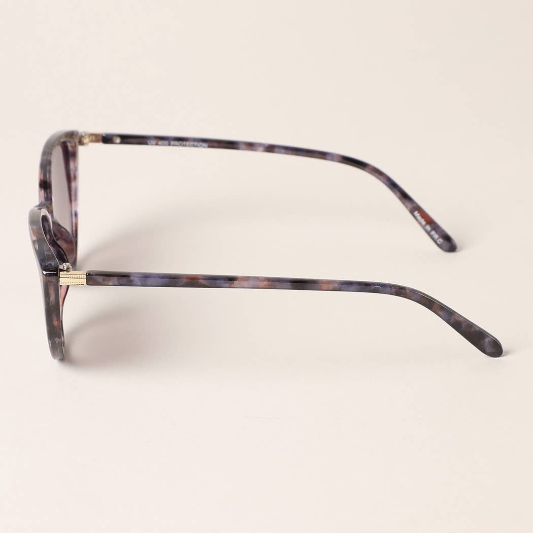 12 COLORI ASSORTITI Occhiali da sole a forma di triangolo Cat Eye con montatura in vendita all'ingrosso su Faire7