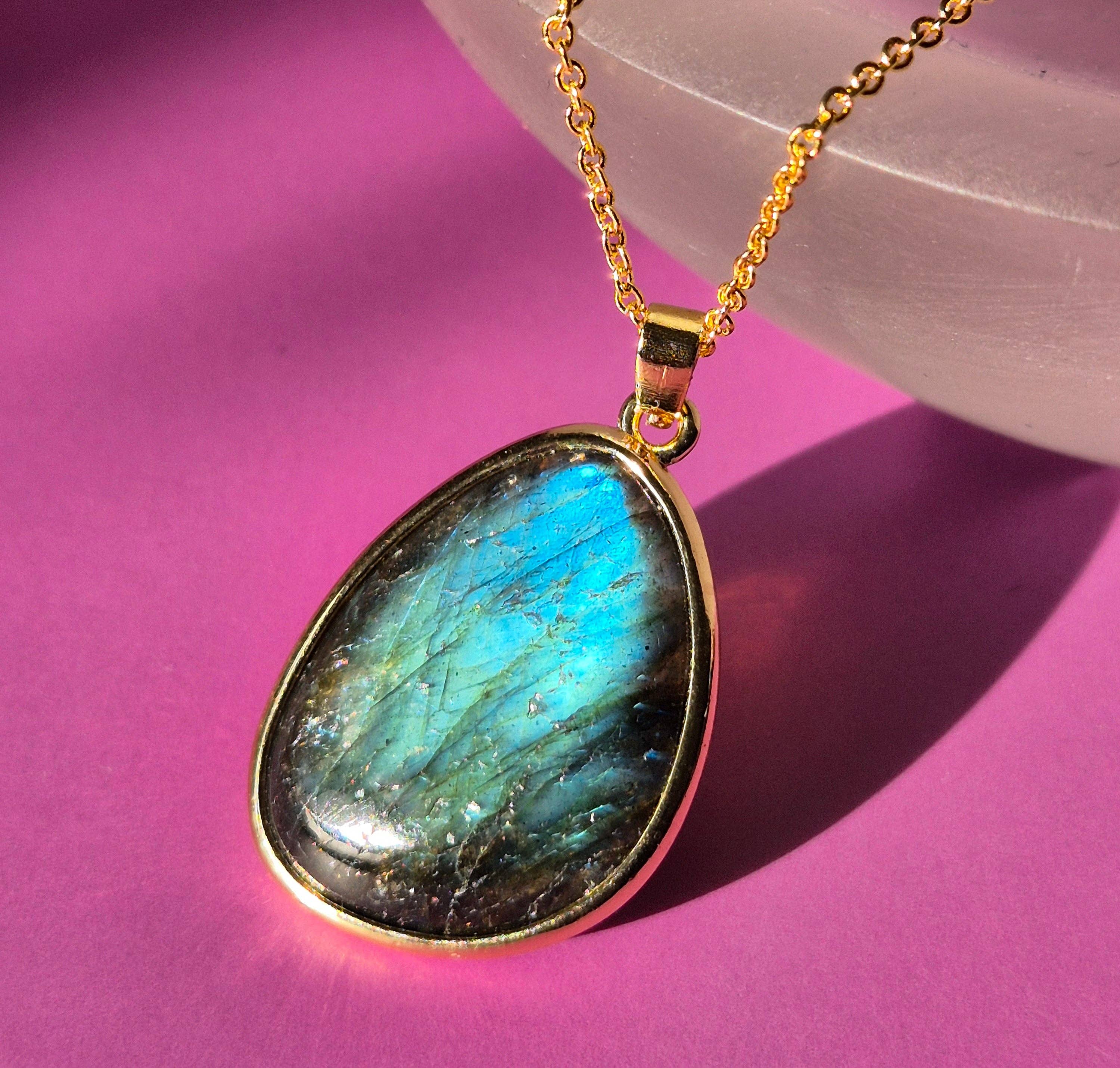 Moonlight Gemstones - Wholesale Pendant/Charm Necklace - Gold color Labradorite Necklace with 25mm flashy pendant1