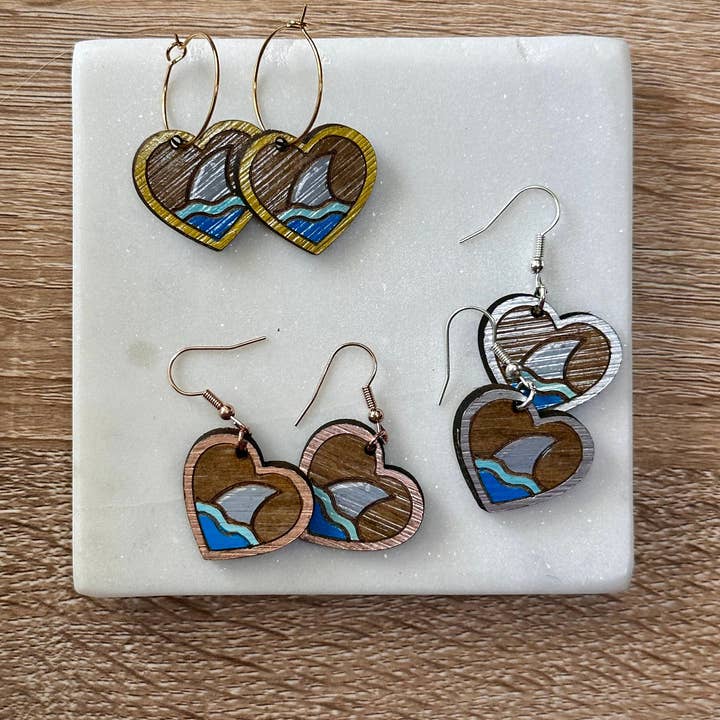 Pendientes colgantes de madera pintados a mano en forma de corazón de tiburón, recuperados, reciclados y ligeros para el uso diario. para venta al por mayor de SoCal Creative