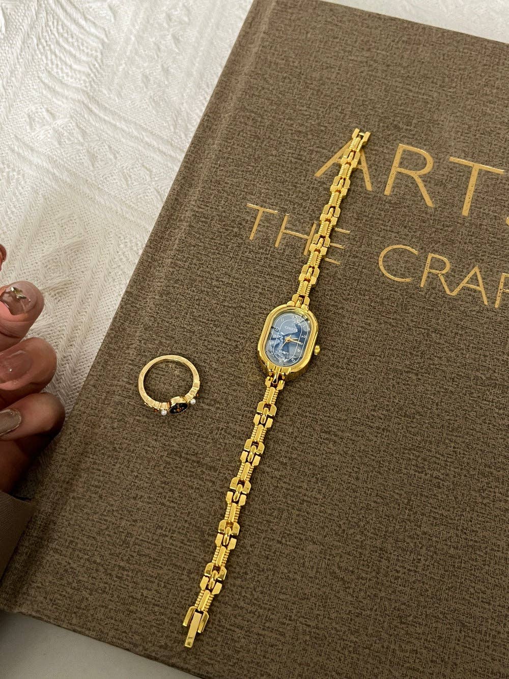 Dipped Shop - Wholesale Wrist Watch - Women's - Vintage Gold Oval Bracelet Quartz Watch DP25F7364