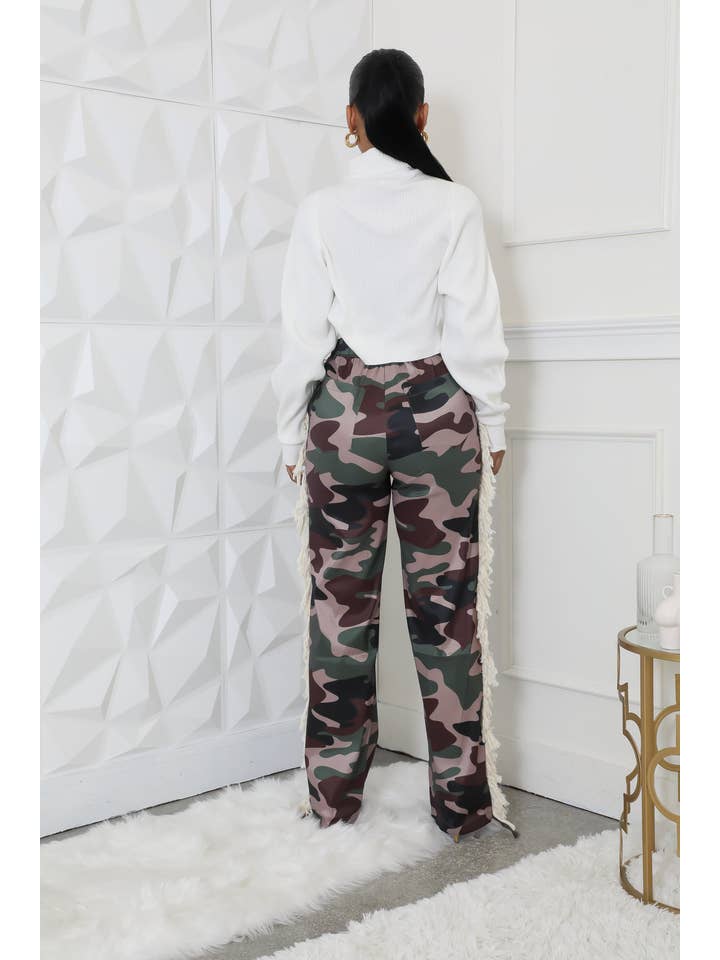 SCHUTKLEUR CAMOUFLAGE JOGGINGBROEK MET FRANJES AAN DE ZIJKANT voor groothandel op Faire