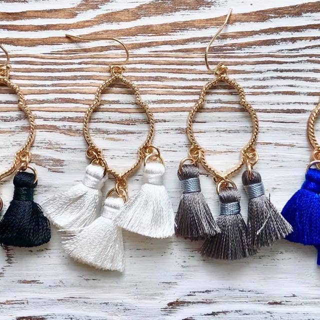 Kate Tuesday Jewelry – Engroshandel Hængeøreringe og creoløreringe – Ava guld kvast Drop Hoops