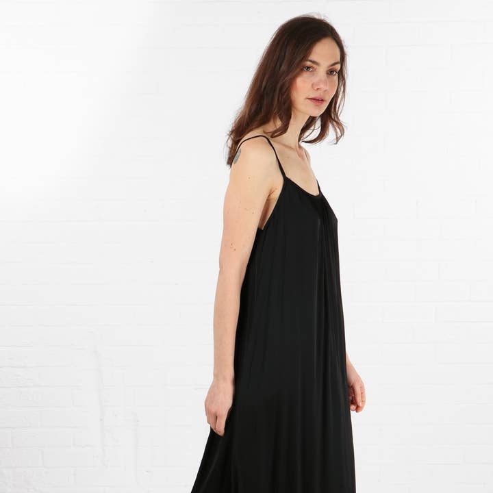 Robe longue à bretelles texturée en soie noire pour la vente par Sarta