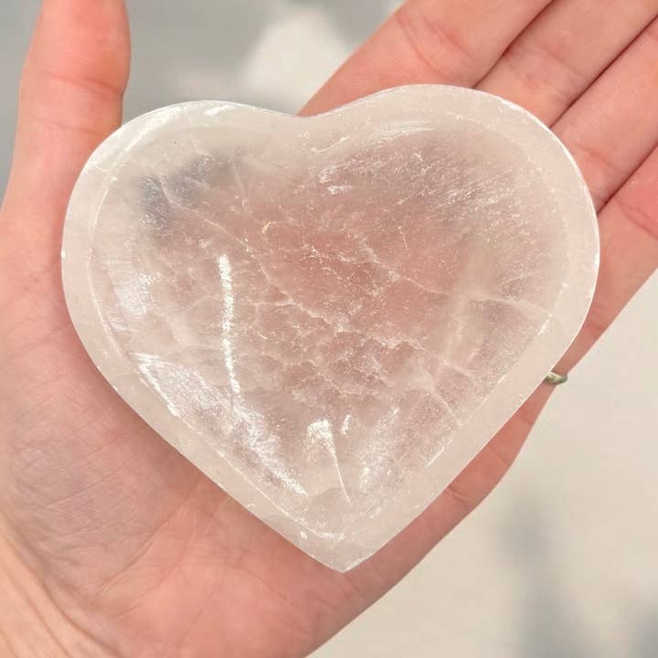 Cuenco de Corazón de Selenita 3" para venta al por mayor de Funky Stuff