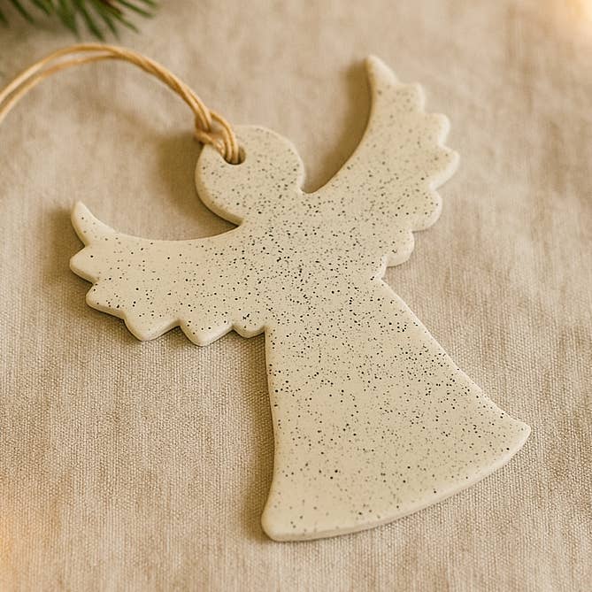 Ornement de Noël Ange fait main en argile pour la vente par Sassy Sacha Jewelry