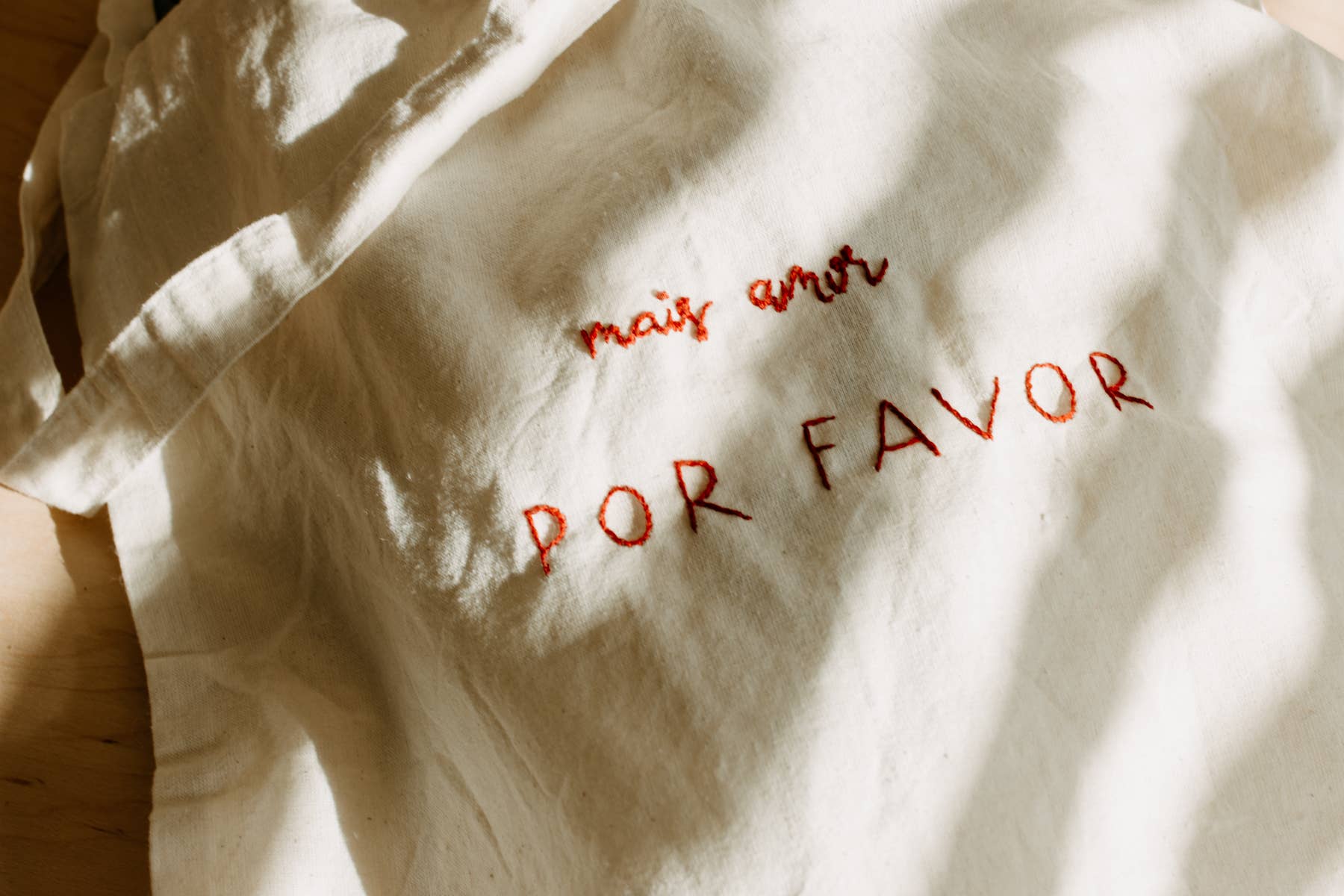 Eloise et moi – wholesale Bärkasse - Dam – Handbroderad bomullstote, växtfärgad väska9