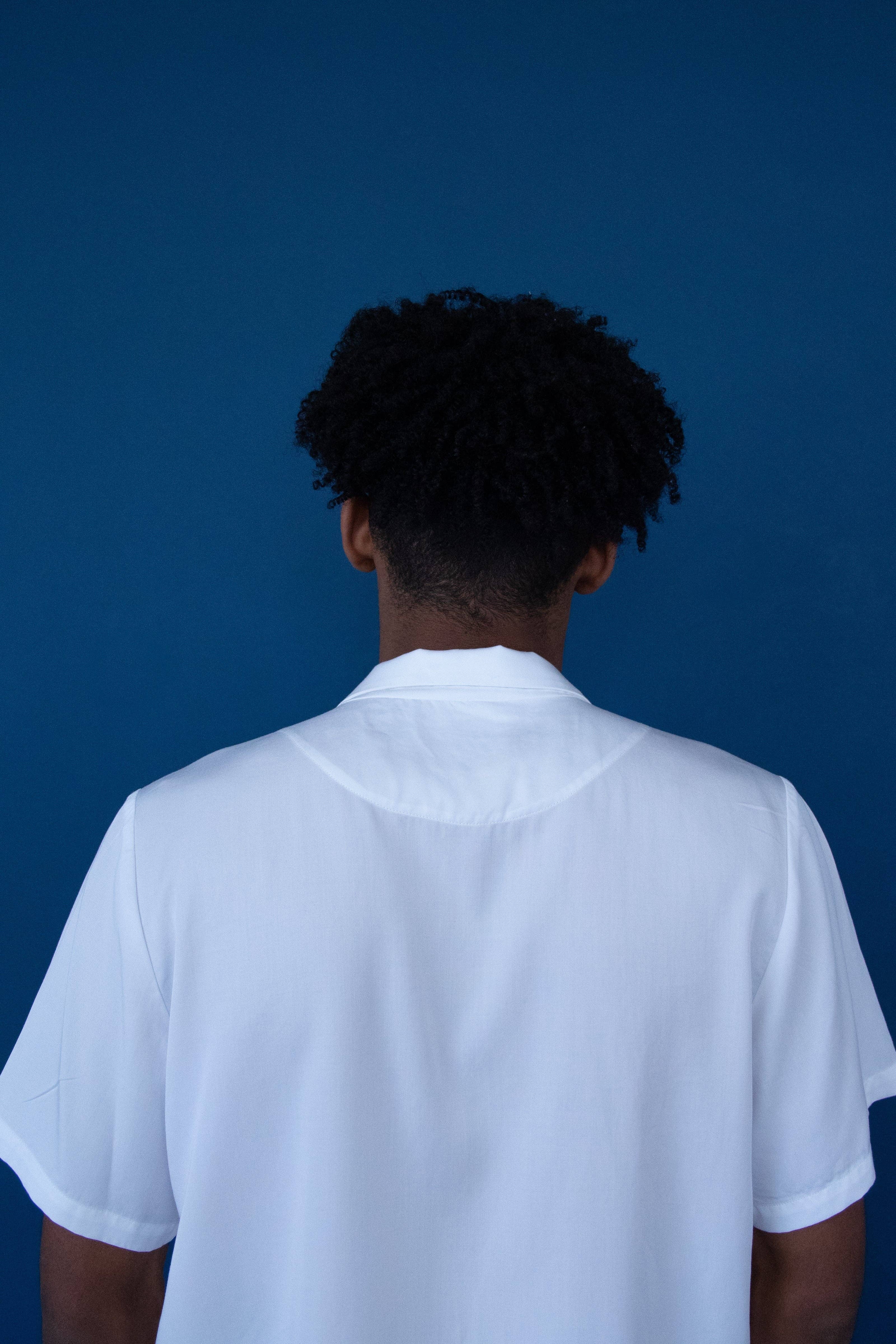 Alvorada Brand - Vente Chemise – unisexe - Chemise blanche avec imprimé « Faces »3