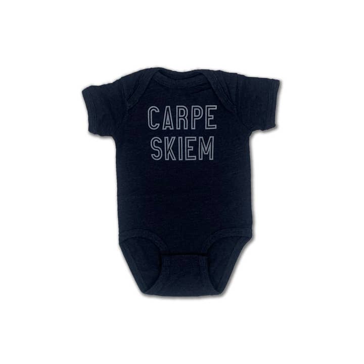 Tutina per neonato Carpe Skiem - Blu marino per la vendita all'ingrosso da parte di Ohana