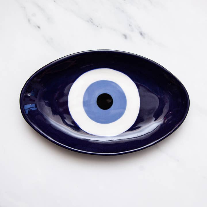 Vassoi ovali in ceramica smaltata a mano con Nazar (occhio turco) per la vendita all'ingrosso da parte di Melike Carr