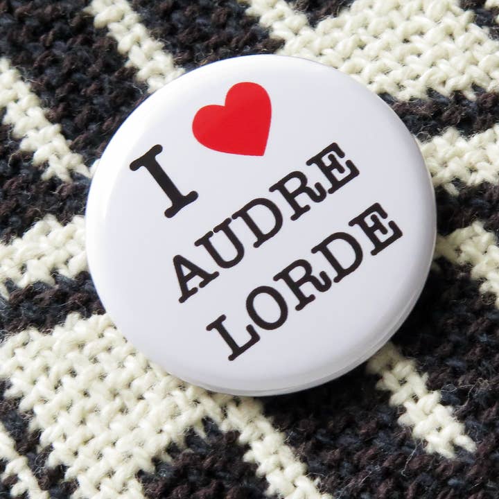 Word For Word Factory – Alfinete/botão de lapela por atacado – ADORO AUDRE LORDE Pin Botão 1,25" Poetisa Feminista Negra Pin0