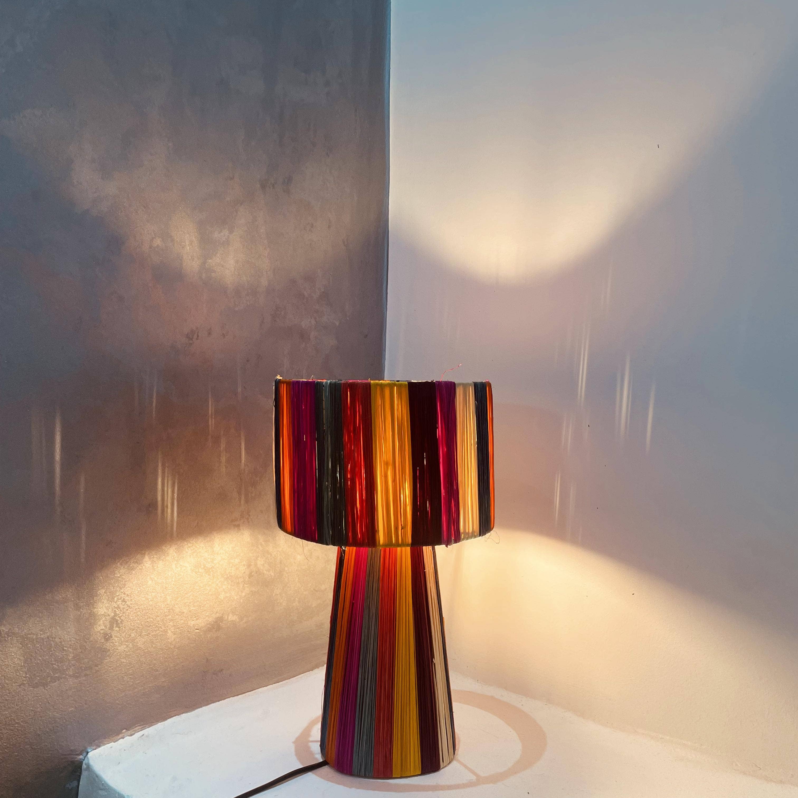 LeBazare - Wholesale Accent/Desk Lamp - Lampe de table en raphia rayée multicolore faite à la main, lampe marocaine5