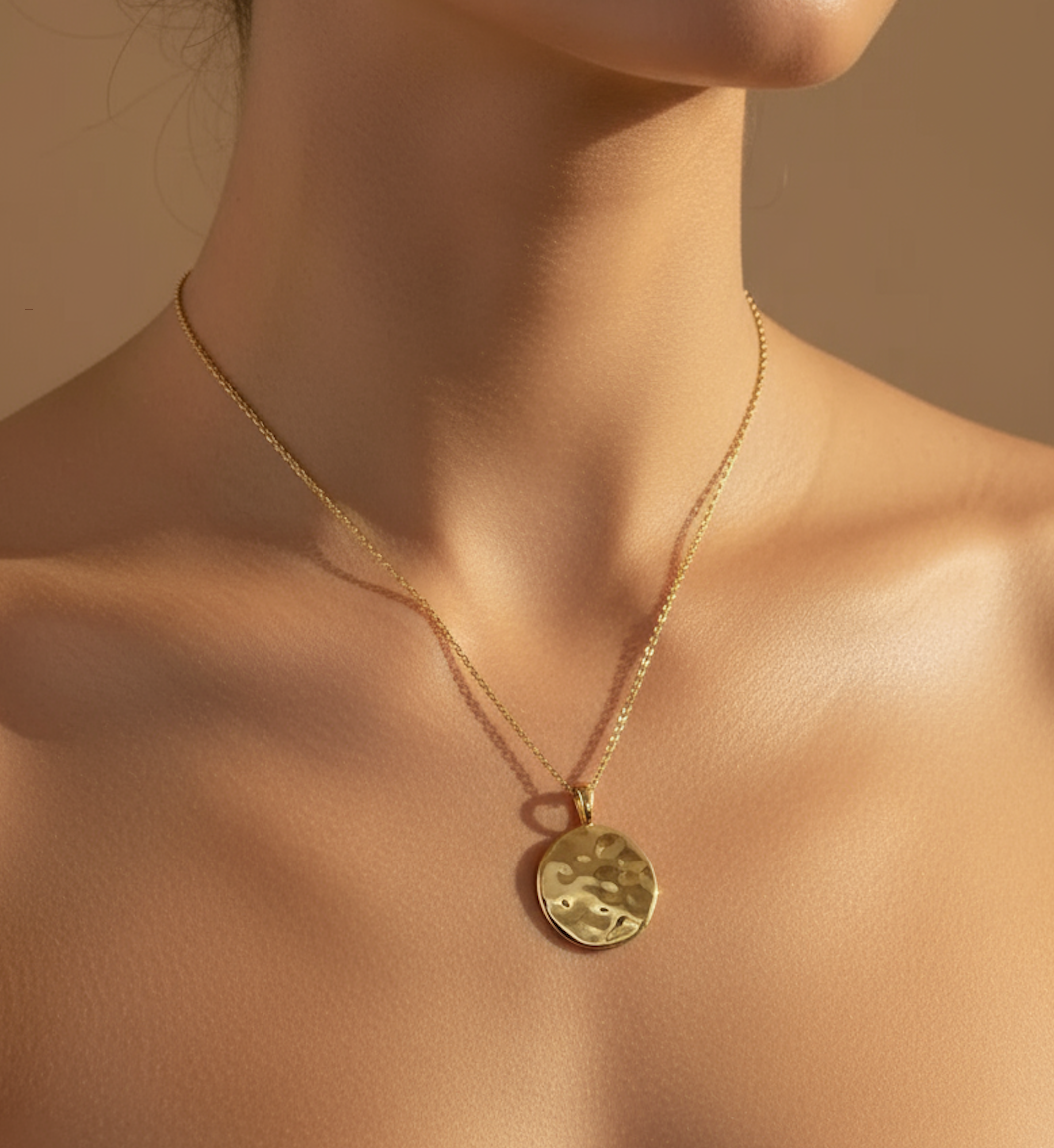 Gold Lunar – Großhandel Kette mit Anhänger/Charm – Geschmolzene gehämmerte Scheibenkette Halskette 18k vergoldet3