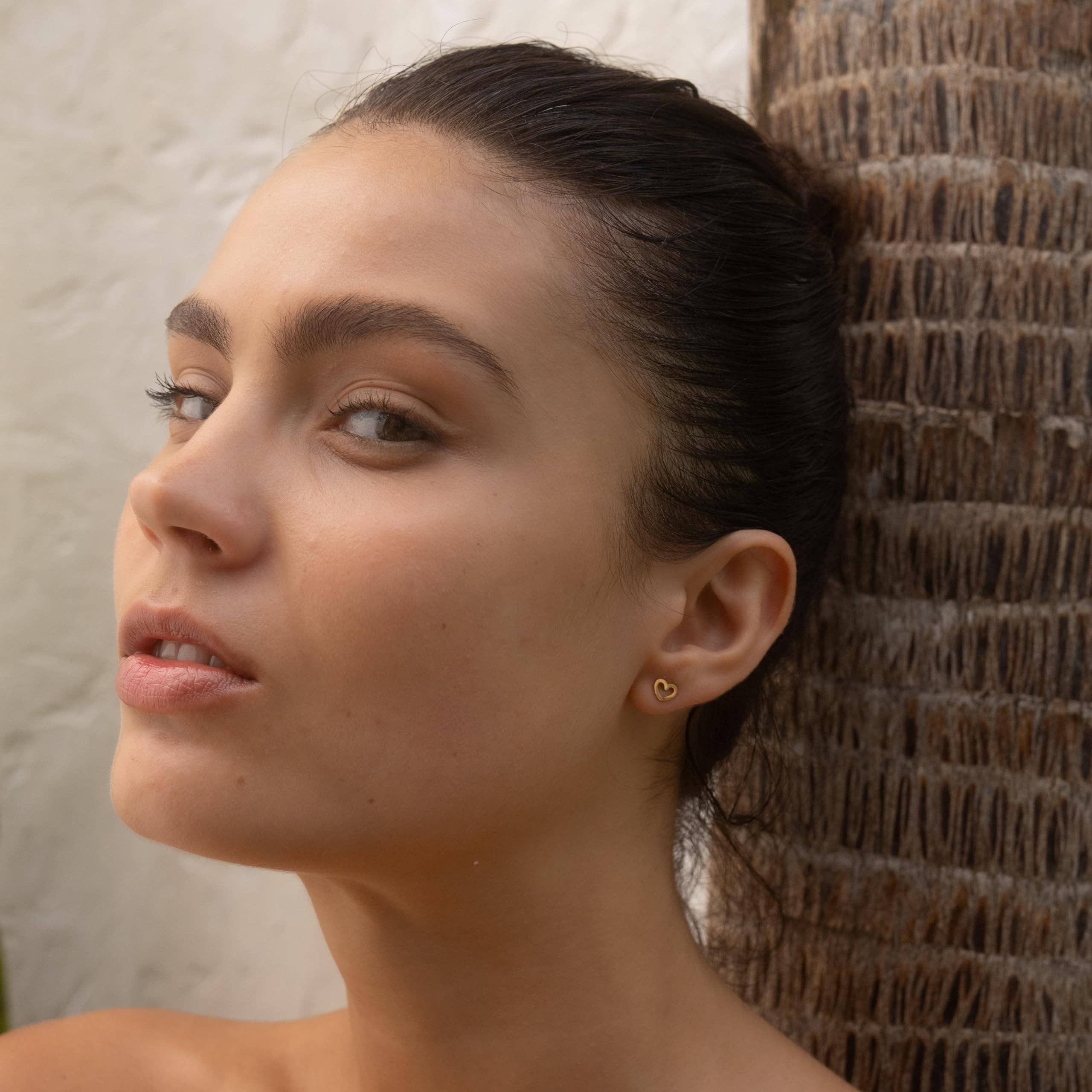 Made By Nami - Wholesale Knopjes/oorstekers - Hartvormige studs van goudkleurig roestvrij staal3