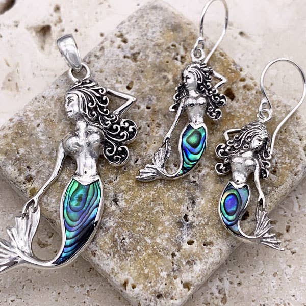 Pendentif et boucles d'oreilles sirène en argent sterling, incrustation de coquillage. pour la vente par Goddess Design Studio