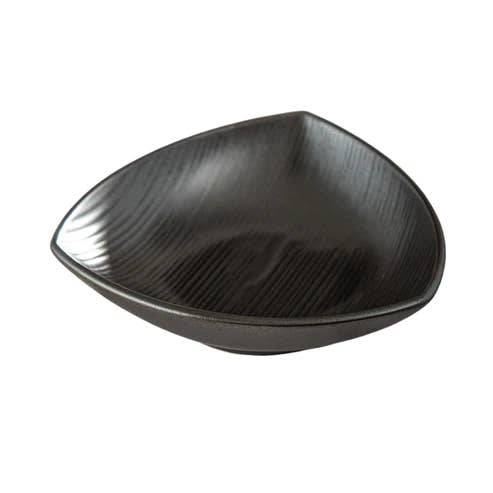 Piatto da portata a forma triangolare della serie Tetsu Kesho da 7,25 pollici per la vendita all'ingrosso da parte di Urban Tokyo