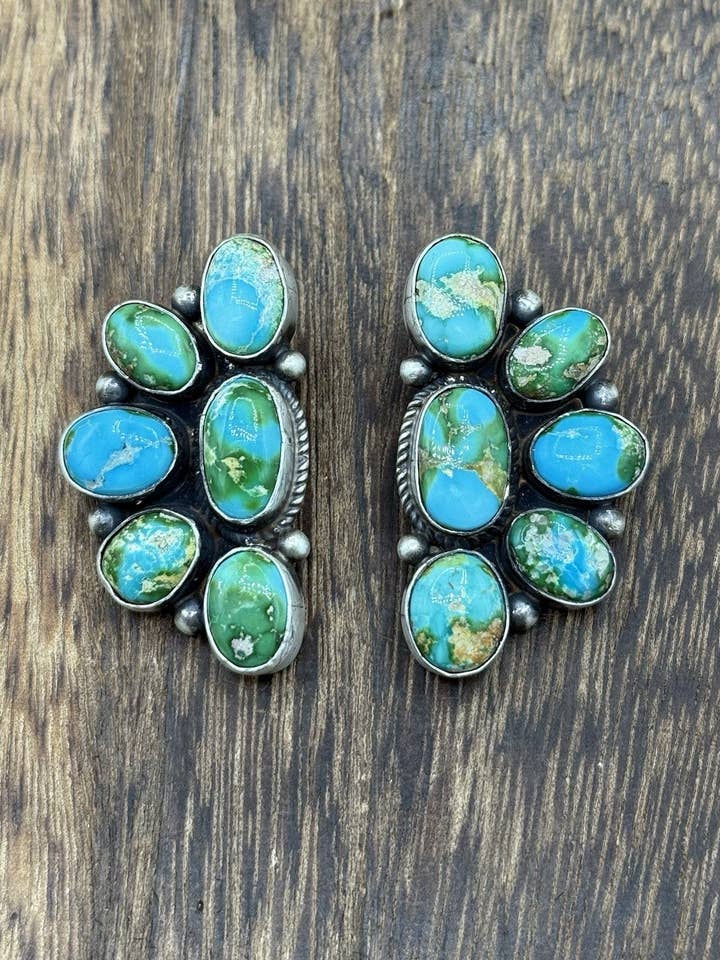 Navajo håndlavede øreringe i sterlingsølv med Sonoran guld turkis halv klynge for engroshandel hos Native City Jewelry