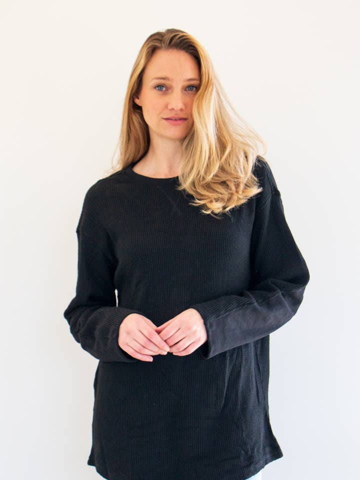 T-shirt boyfriend gaufré à manches longues Tyler en noir pour la vente par PRIV Collections