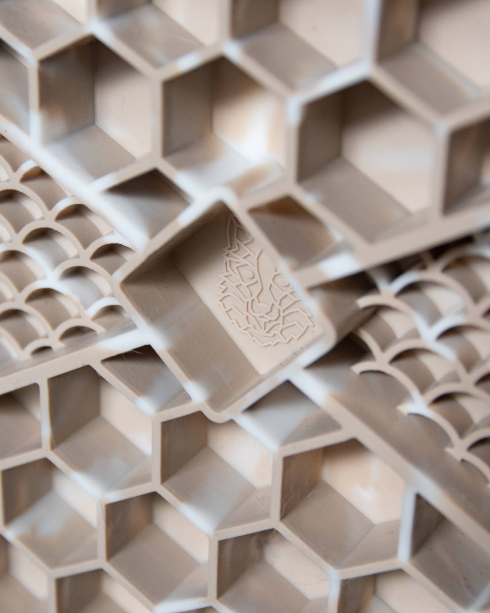 LIEVICK - Wholesale Pet Food Mat - Dog - LIEVICK Lick mat | Dark Latte & White2