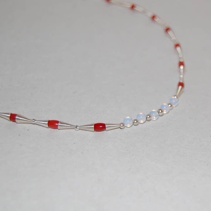 Sød koral halskæde med månesten perler for engroshandel hos Kreitto jewels