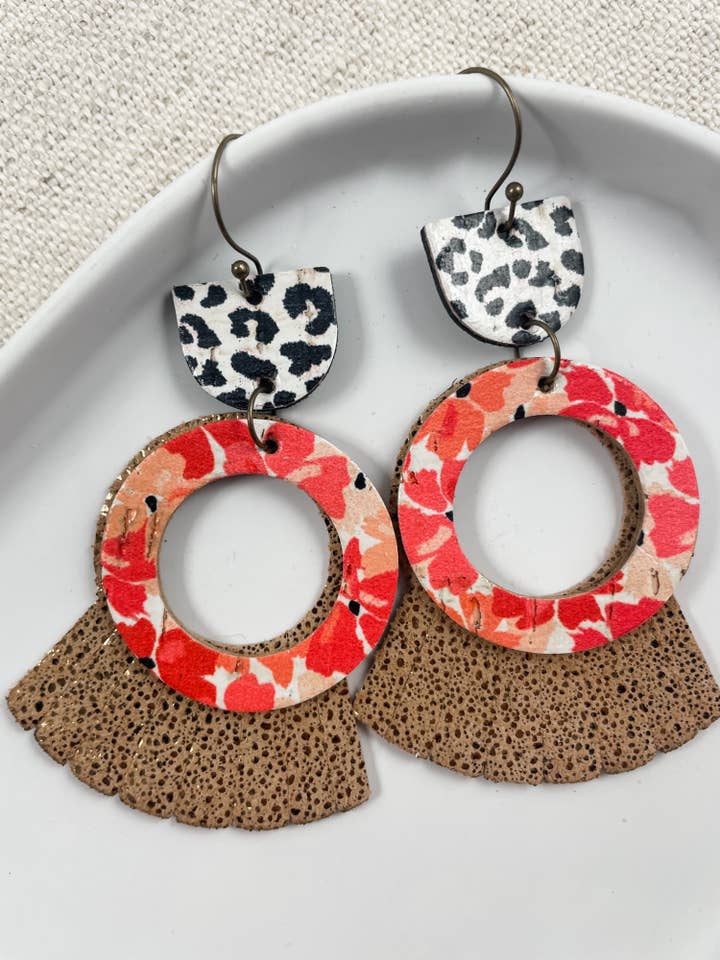 Coral & Tan Circle Fringe | leren geometrische oorbellen voor wholesale door Anabelle+Oak