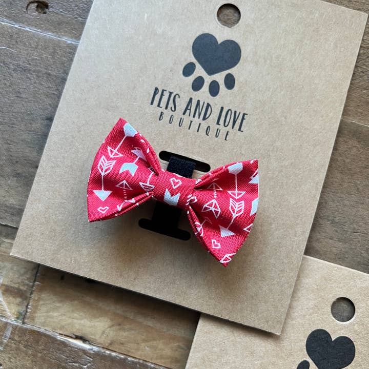 Valentijns Cupido's Pijl Hondenstrikje voor wholesale door Pets and Love Boutique