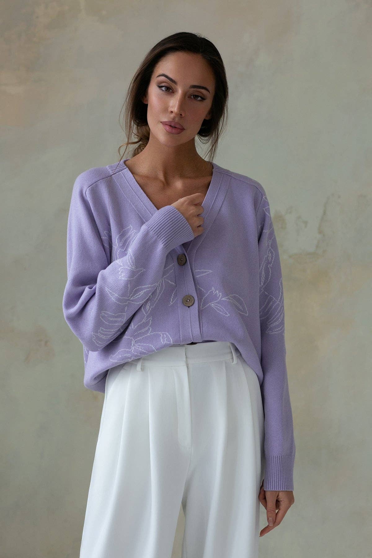 Nenya Fashion Limited - Wholesale Cardigan - Women's - V-Neck Relaxed Cardigan Leaf3