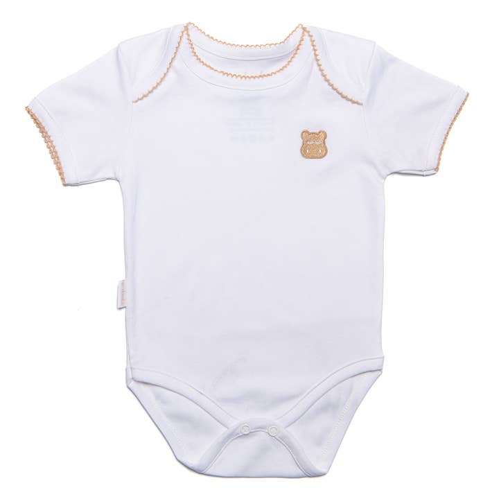 Onesie à manches courtes - Blanche avec bordure beige pour la vente par A Dodo Baby