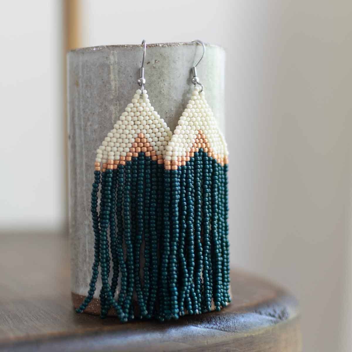 Fair + Simple – Brincos de argola por atacado – Brincos de Franjas com Missangas em Adorno0