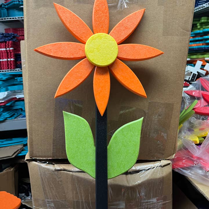 Grande fleur en polyéthylène avec tige pour la vente par Tom The Turner