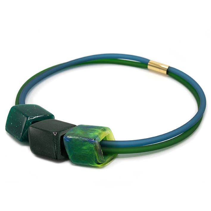 Esclusiva collana in gomma a 3 cubi, Emerald Dream per la vendita all'ingrosso da parte di FATES, style with a story