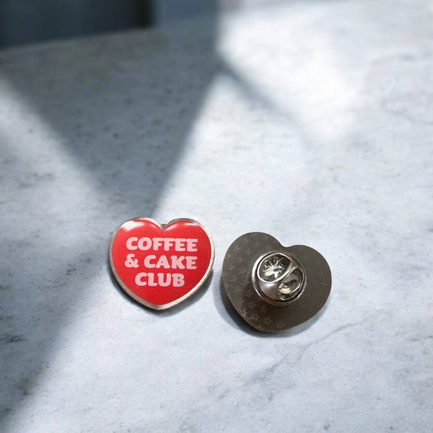 The Enamel Pin Factory – Alfinete/botão de lapela por atacado – Clube do Café & Bolo - Pin Ecológico2