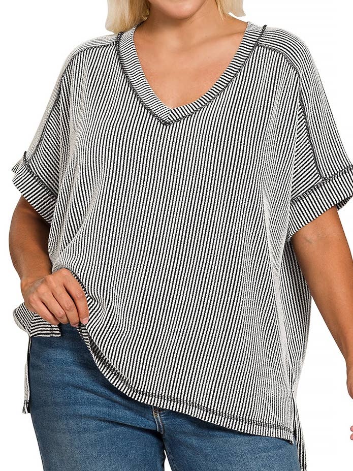 Haut à manches courtes en maille côtelée avec encolure en V et ourlet asymétrique pour la vente par Vanilla Monkey