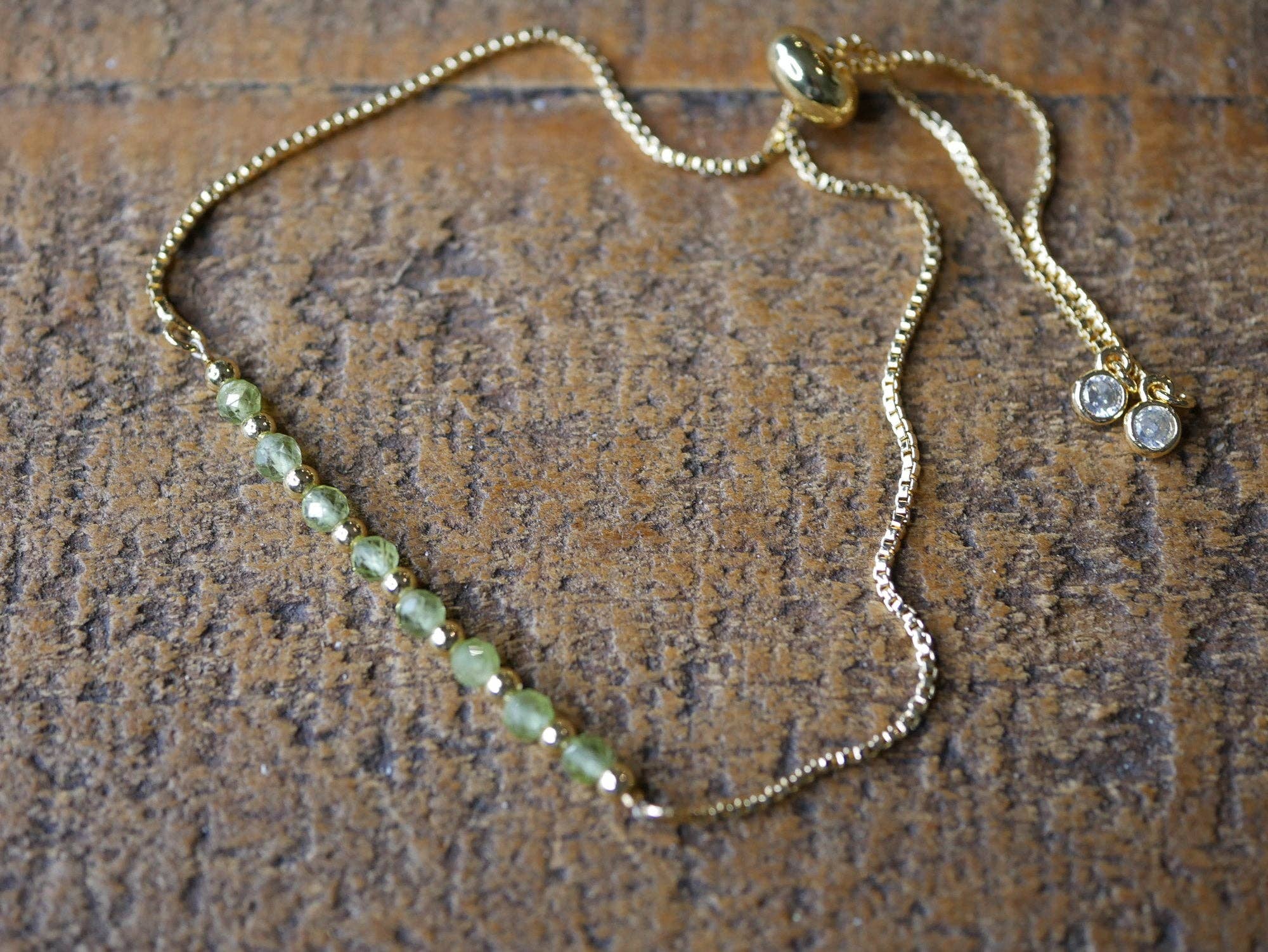 Superior Stones & Gifts INTL LLP – Pulseira de elo e corrente por atacado – Pulseira deslizante ajustável Peridot Gems Gold Tone Box0