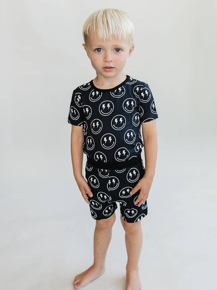 Set di pantaloncini di abbigliamento per bambini in due pezzi in bambù | Electric Smiley per la vendita all'ingrosso da parte di Lucky Panda Kids