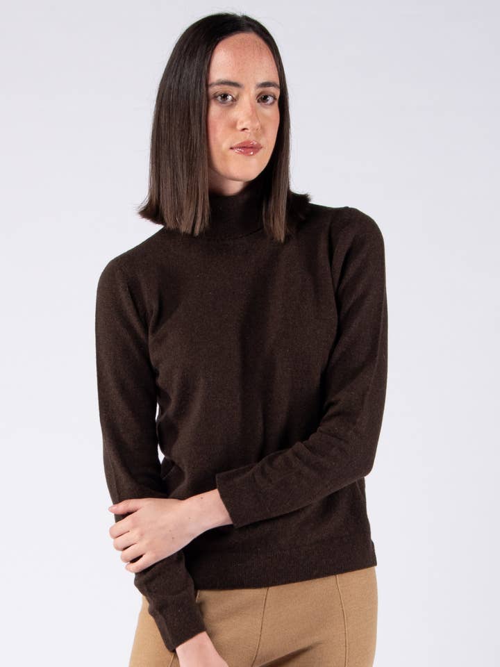 Rullekravebluse i lammeuld - Brun for engroshandel hos Achega Knitwear