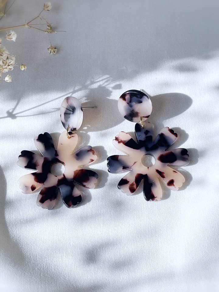 Oorbellen van acryl met bloemenprint - Buttercup Tortoise voor wholesale door Pearl and Ivy Studio