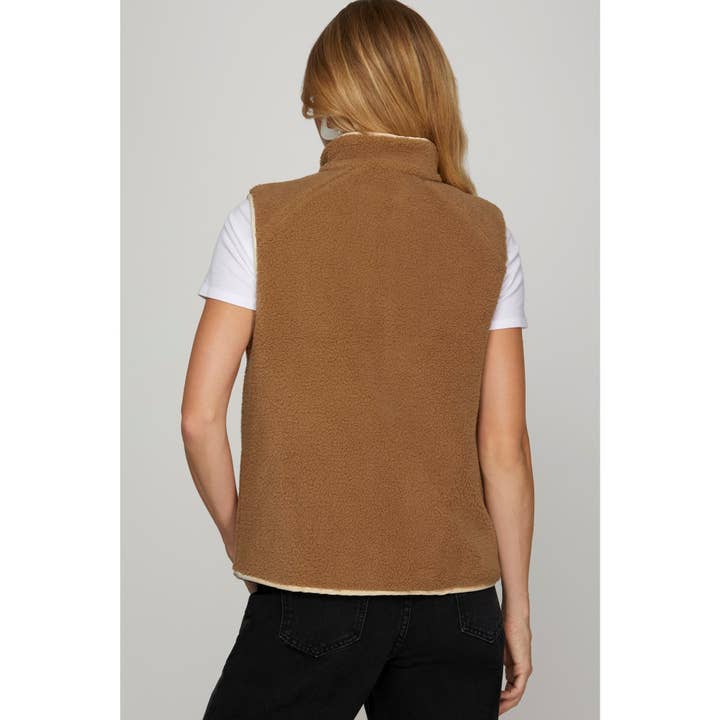 STYLE USA - Wholesale Outerwear Vest - Women's - Quilted Vest - Reversible Fleece Feature