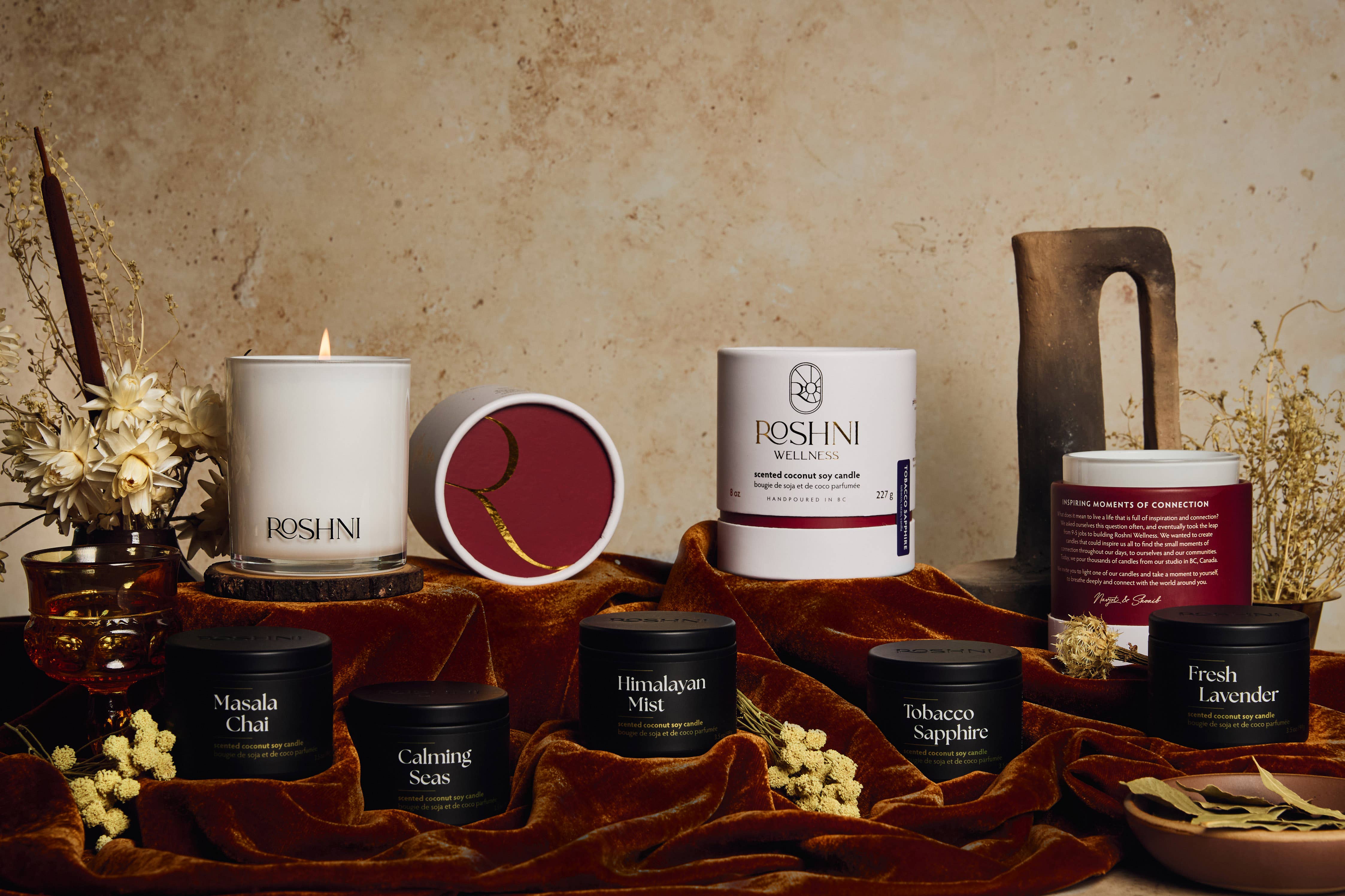 Roshni Wellness - Vendita all'ingrosso Candela in vasetto - Tobacco Sapphire - Candela Tabacco + Cacao Coconut Soy 8.0 oz1