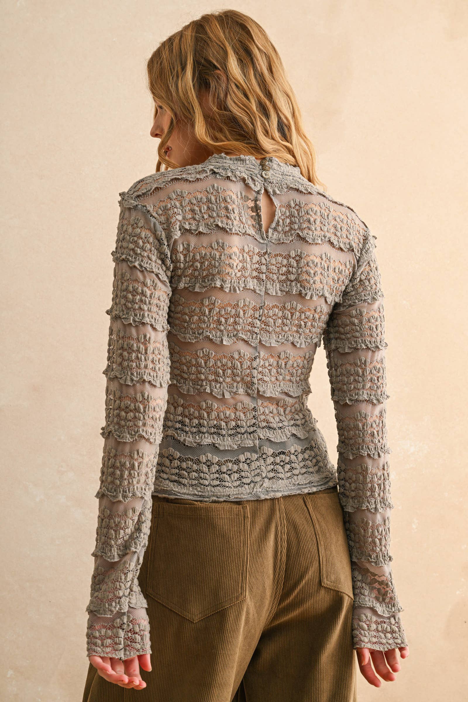 MIOU MUSE – Blusa - Mulher por atacado – T5679   BLOUSA DE MANGA COMPRIDA TEXTURIZADA EM RENDA2