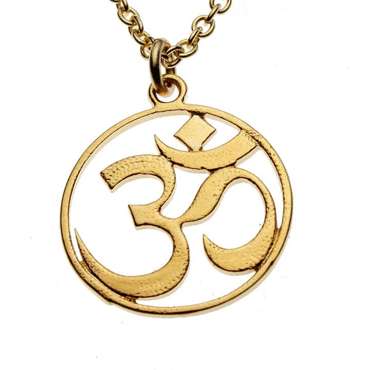 Collier doré Delicate Om sur chaîne à rouleaux de 18 pouces pour la vente par From War to Peace