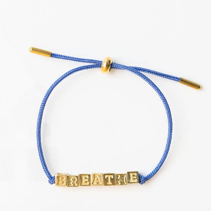 Cordoncino Lurex Blu Goldie con Lettere in Ottone Regolabile Breathe per la vendita all'ingrosso da parte di INK + ALLOY