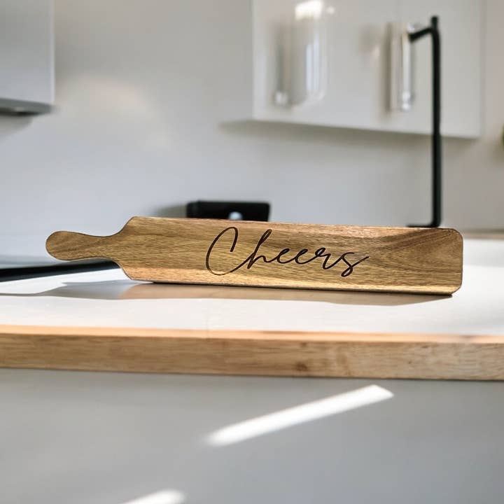 Planche de service à pagaie pour la vente par Bradley Designs & Decor