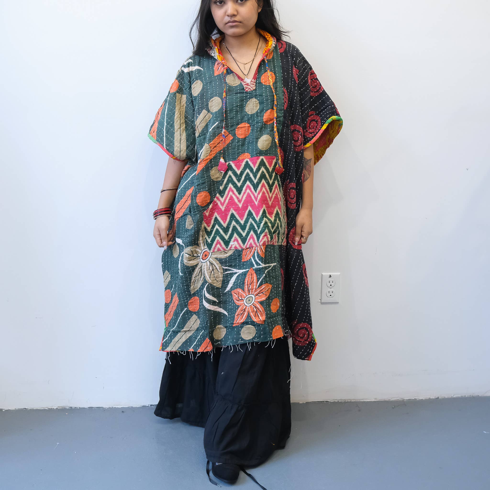 Karma Nepal Crafts – Engroshandel Poncho - Dame – Håndlavet Kantha Vendbar Poncho med Hætte1